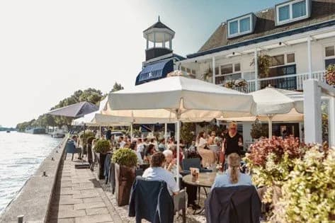 Terras aan het water