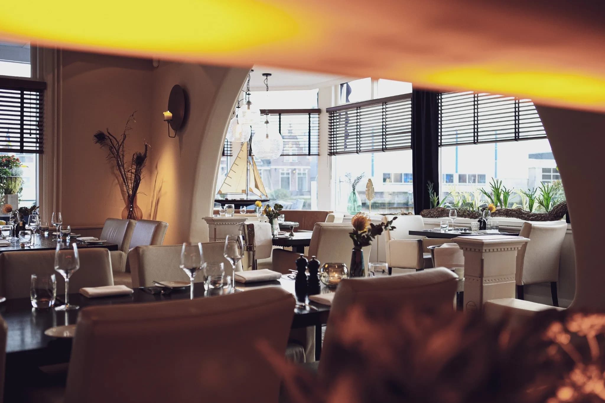 Restaurant met uitzicht op het water